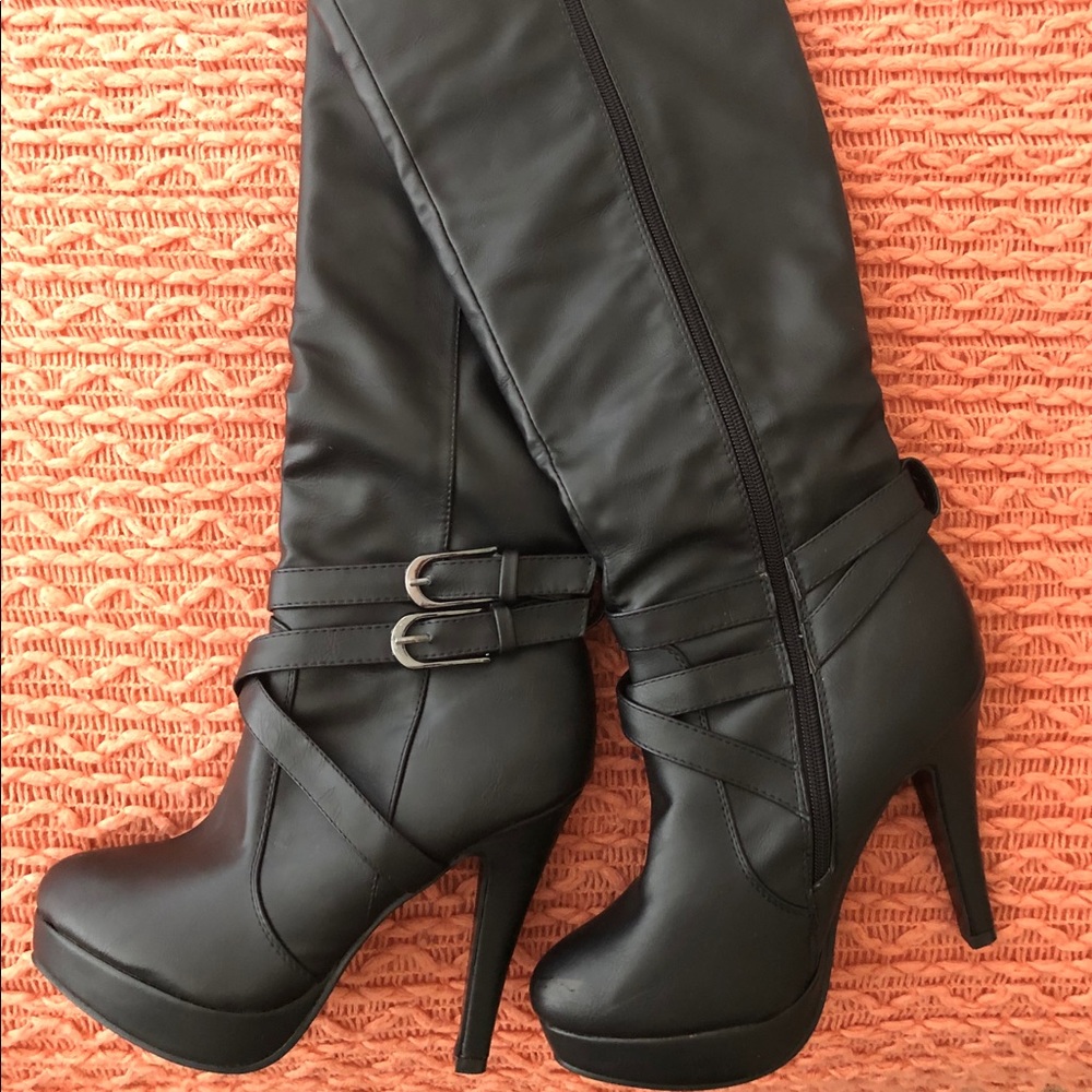 Woman’s black Forever boot
